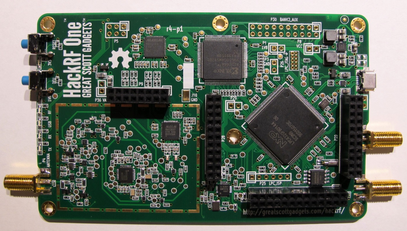 Scheda HackRF One con connettori SMA e componenti radio visibili