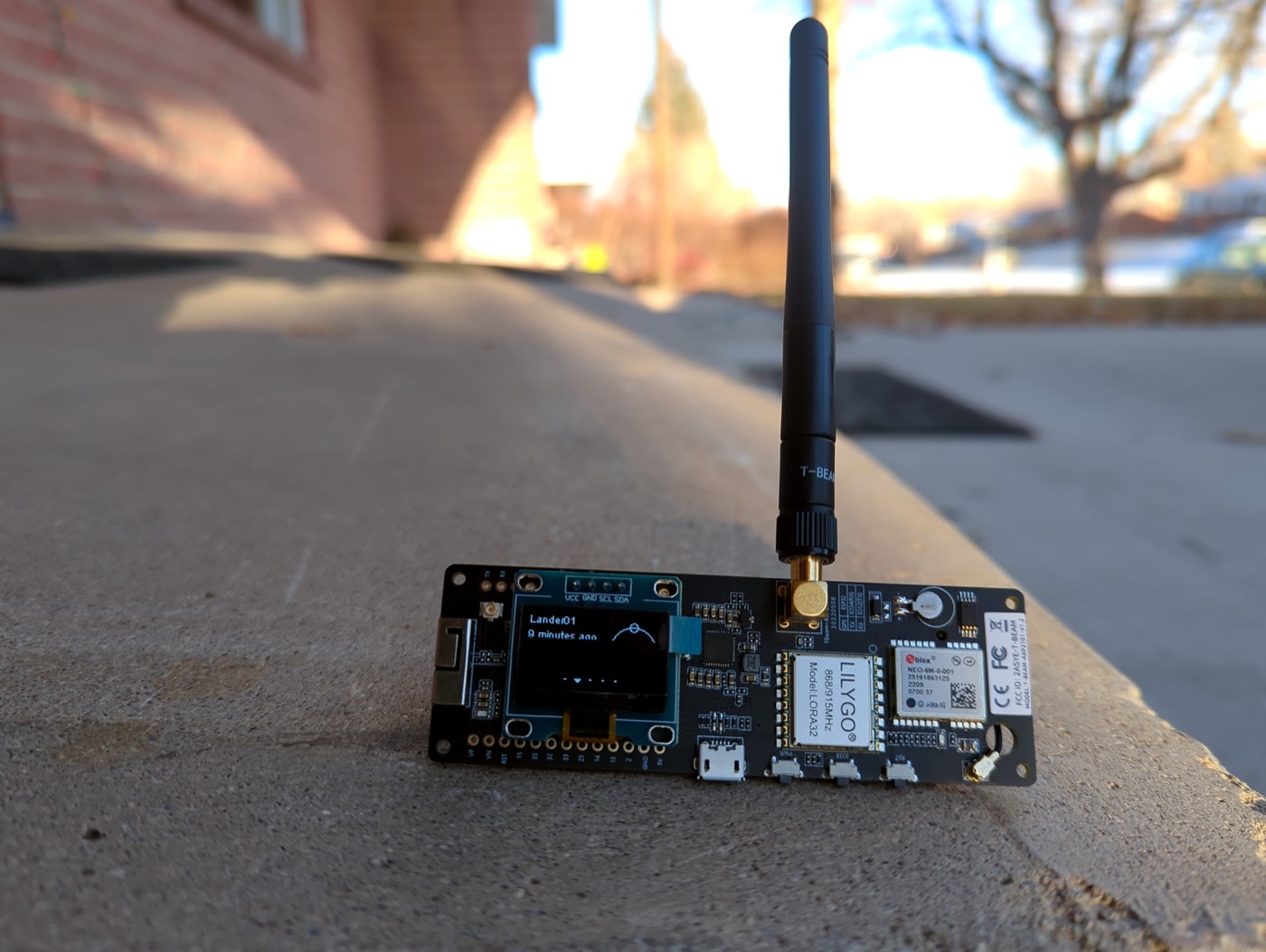 Nodo LILYGO TTGO T-Beam compatibile con Meshtastic, con antenna LoRa montata