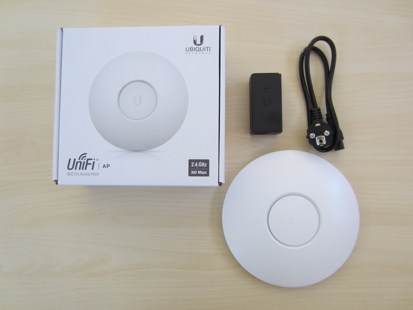Access point Ubiquiti UniFi, scatola e alimentatore